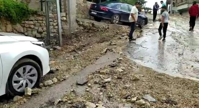 Hatay'da yollar çöktü, araçlar çukura düştü